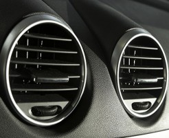 車のエアコンの臭いを取る方法